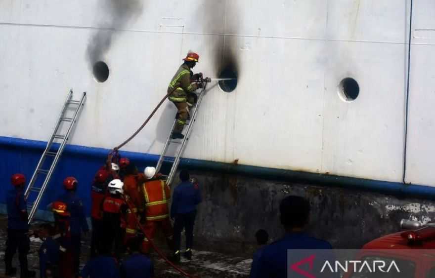 Pelni Sebut Tak Ada Korban Jiwa dalam Kebakaran KM Umsini di Makassar