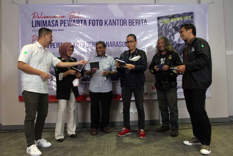 Peluncuran Buku 'Linimasa Pewarta Foto Kantor Berita'