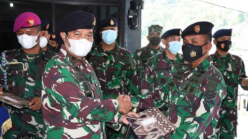 Pemancing Terombang-ambing di Tengah Laut, Inilah yang Seharusnya Dilakukan Seorang Prajurit TNI