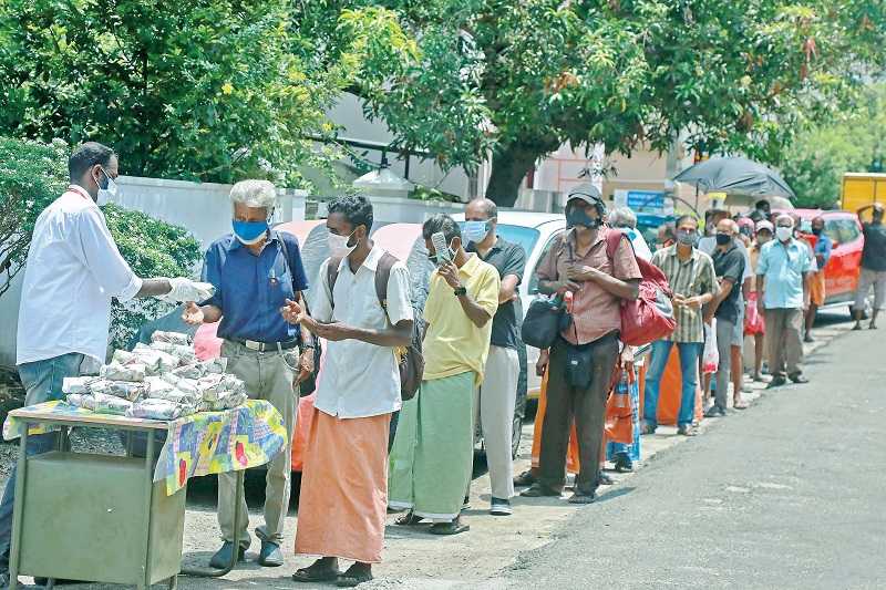 PEMBAGIAN MAKANAN GRATIS DI INDIA