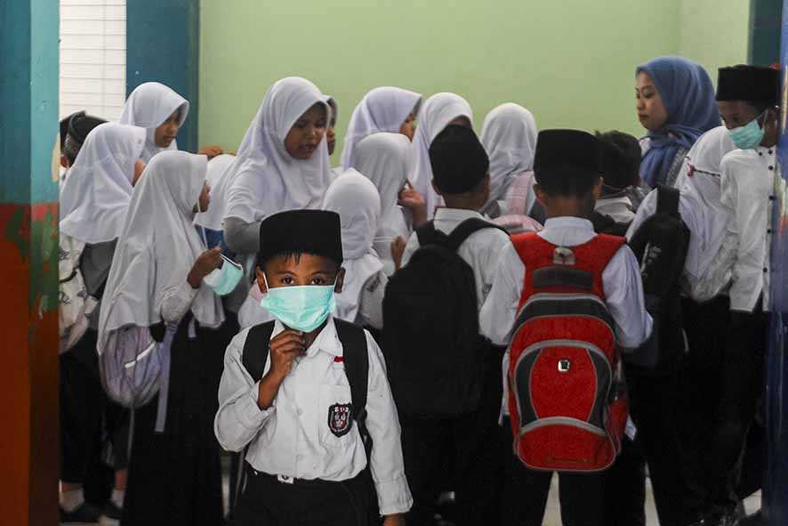 Pembagian Masker Dampak Kebakaran TPSA Bagendung