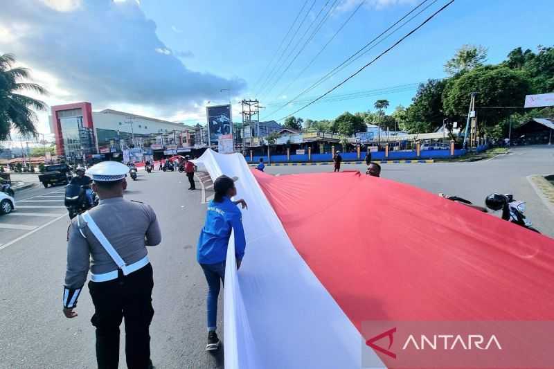 Pembentangan Bendera 12,77 Kilometer di Manokwari Raih Rekor MURI