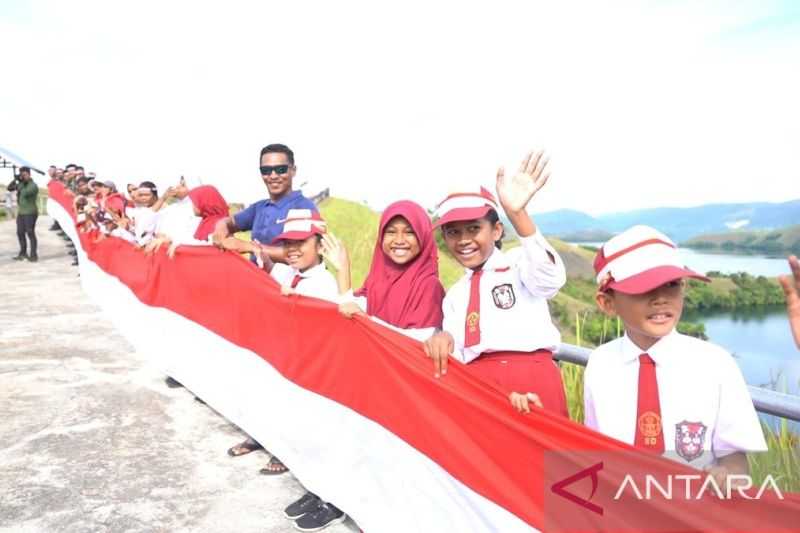 Pembentangan Bendera Merah Putih 1.000 Meter di Bukit Tungkuwiri untuk Promosi Objek Wisata