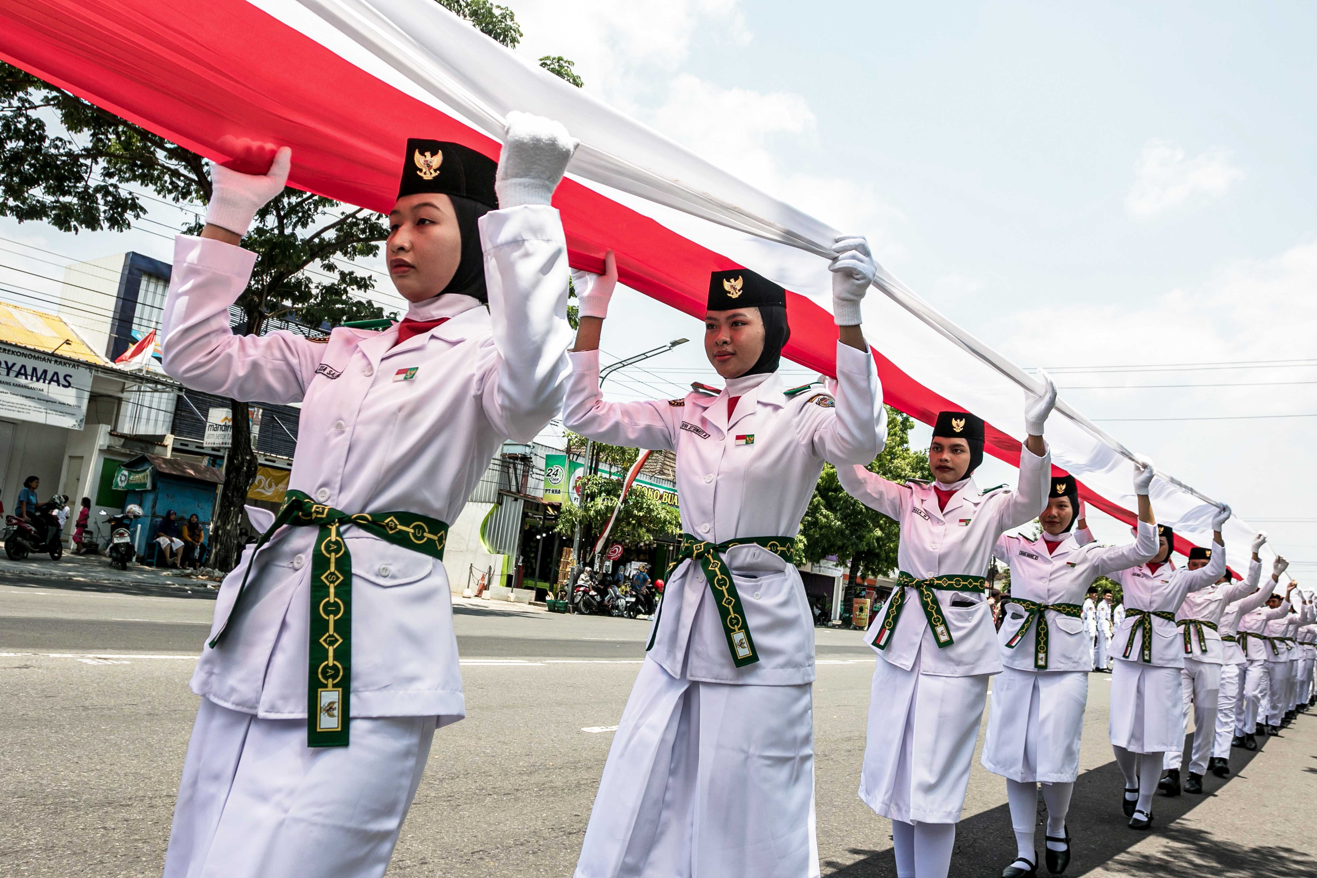 Pembentangan Bendera Merah Putih Seribu Meter di Karanganyar