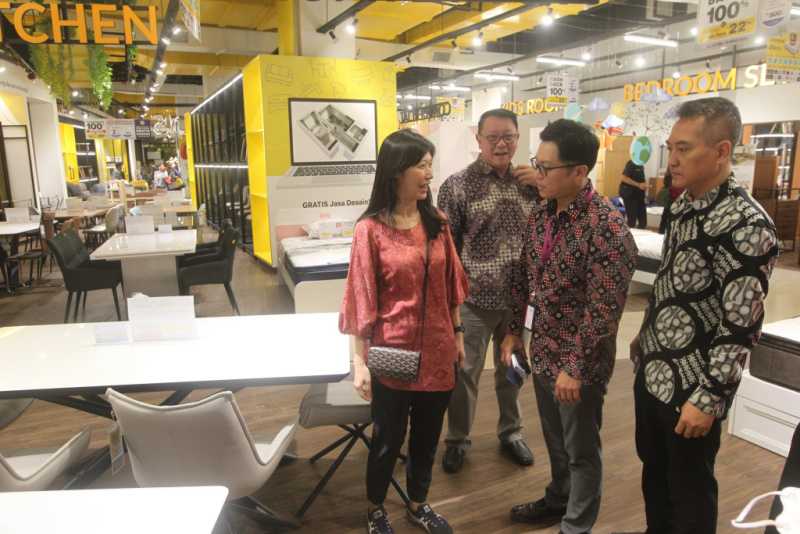 Pembukaan Store Atria Pertama di Mall