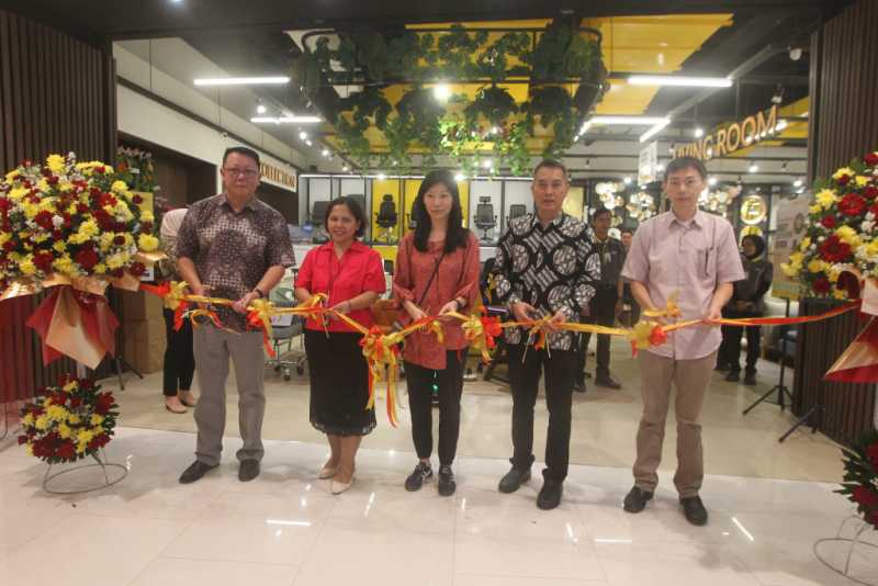 Pembukaan Store Atria Pertama di Mall 2