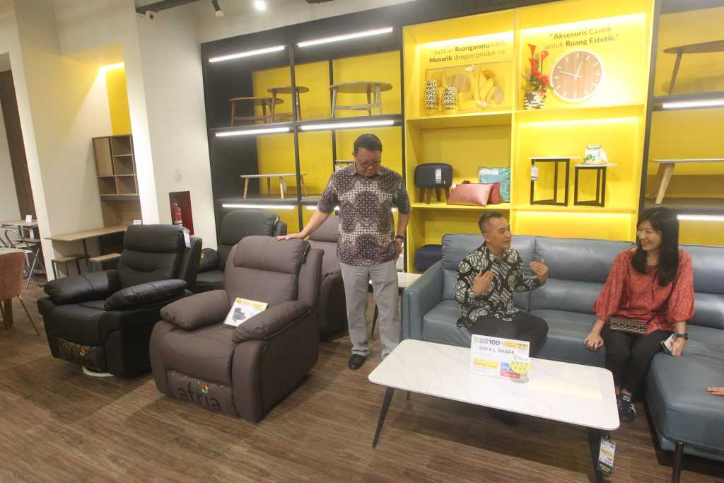 Pembukaan Store Atria Pertama di Mall 4