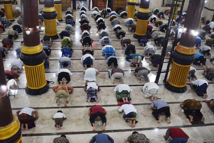 Pemerintah Izinkan Salat Tarawih dan Idul Fitri Digelar Berjamaah di Masjid