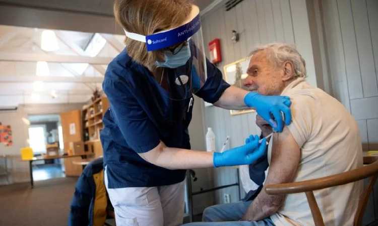 Pemerintah Swedia Berikan Vaksinasi Covid-19 Dosis ke-4 bagi Lansia 65 Tahun ke Atas Cegah Hal Ini Terjadi