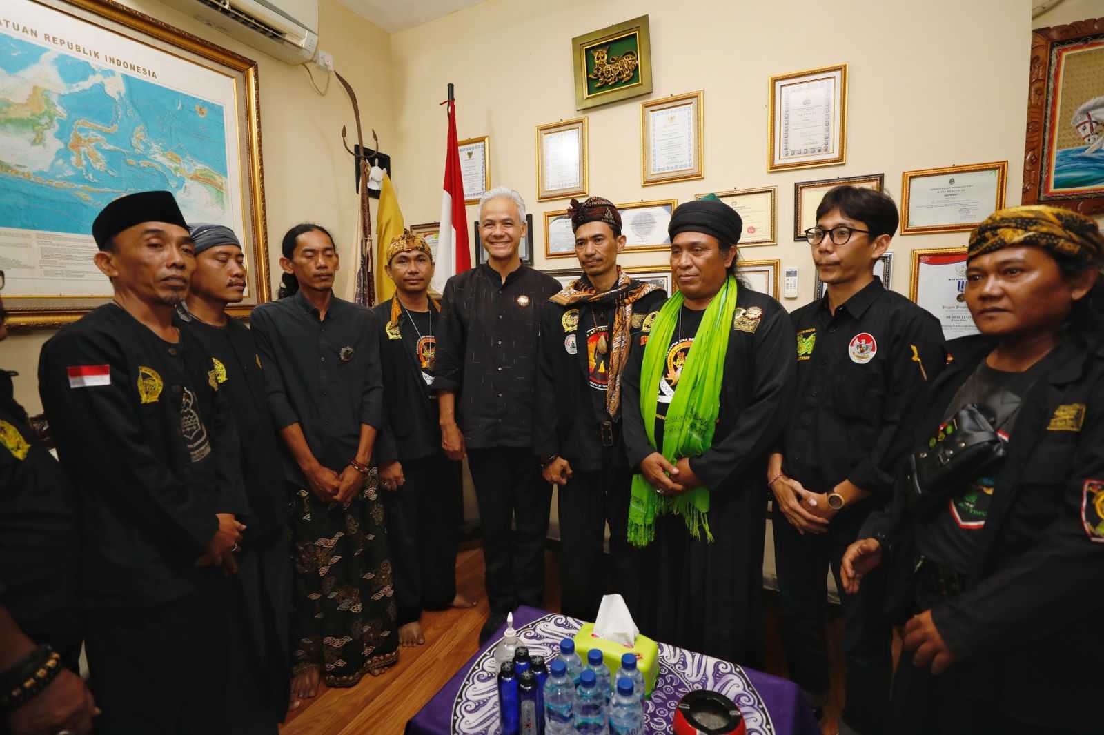 Pemimpin Bijak-Tegas, Ganjar Diberi Gelar Anggota Kehormatan Luar Biasa oleh Laskar Agung Macan Ali Cirebon 3