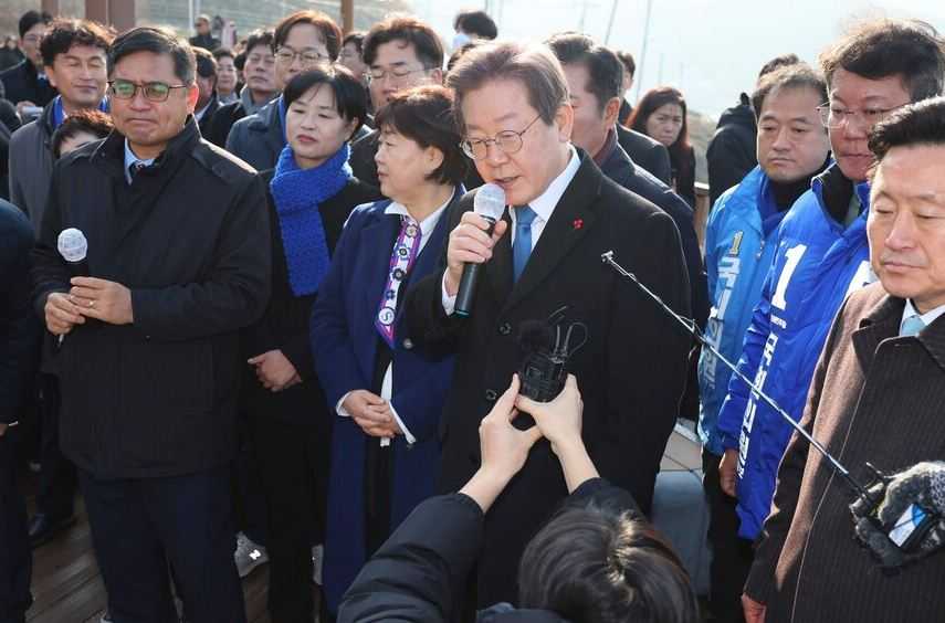 Pemimpin Oposisi Korea Selatan Ditikam Saat Berkunjung ke Busan