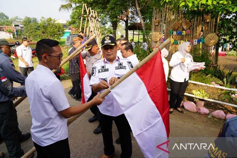 Pemkab Bagikan 1.300 Bendera Merah Putih di Bogor