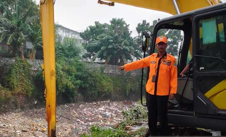 Pemkab Bekasi Angkut 130 Ton Sampah Sungai Cegah Banjir 