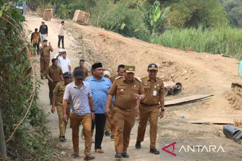 Pemkab Bekasi perbaiki jalan Cipayung-Cilampayan akibat longsor