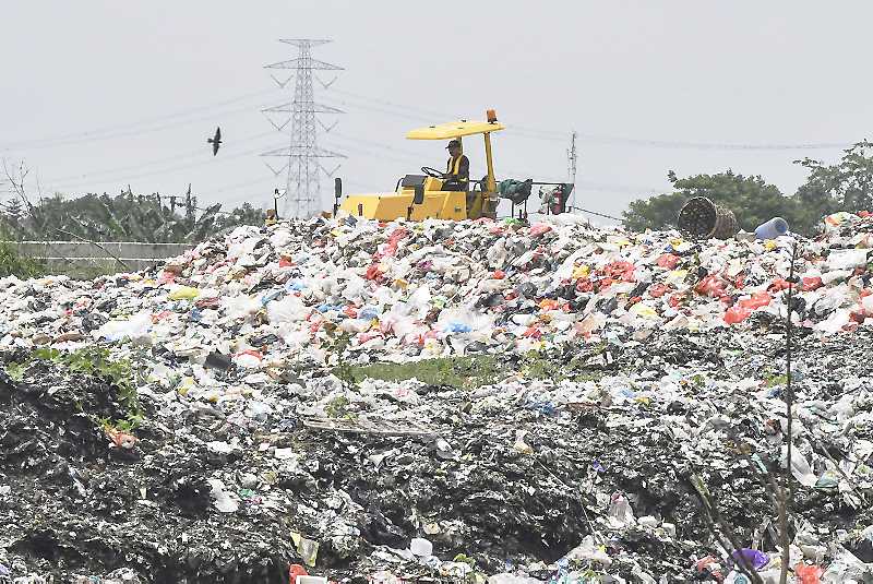 Pemkab Bekasi Tutup Tempat Pembuangan Sampah Ilegal Kali CBL