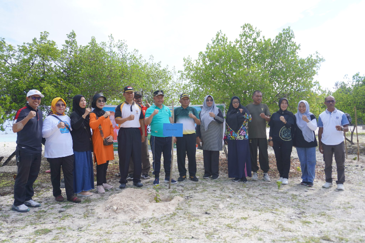 Pemkab Buru Gelar Gerakan Menanam Pohon di Pantai Baikolet
