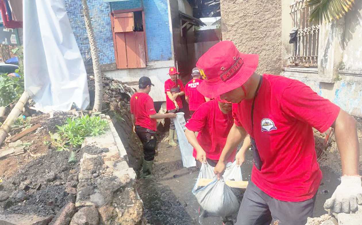 Pemkab Cianjur Terjunkan Pegawai Dinas Bersihkan Saluran Air dan Sungai
