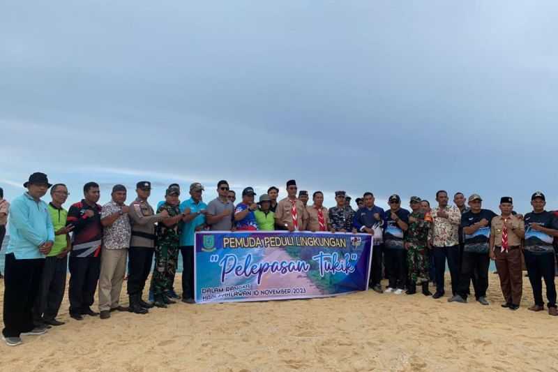 Pemkab Lepasliarkan Ratusan Tukik di Pantai Sisi, Natuna