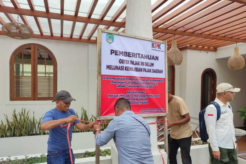 Pemkab Manggarai Barat dan KPK Pasang Plang di Hotel Tidak Bayar Pajak Daerah