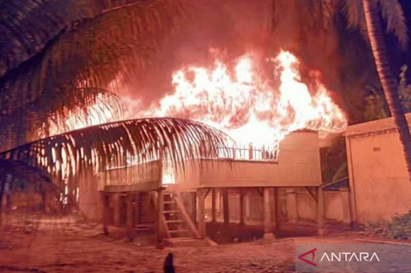 Pemkab Mukomuko Beri Bantuan Korban Kebakaran Rumah