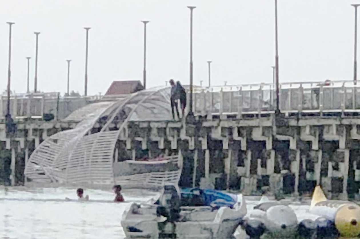 Pemkab perbaiki atap Jembatan Cinta Pulau Tidung yang ambruk