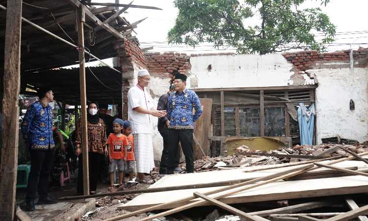 Pemkab Sidoarjo Serahkan Bantuan untuk Warga yang Rumahnya Ambruk Diterjang Angin Kencang