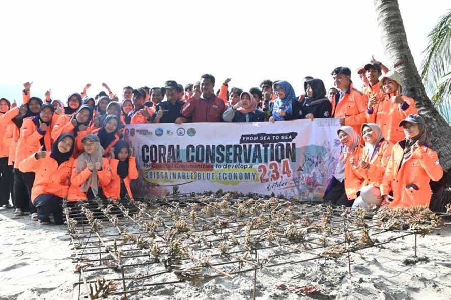 Pemkab Trenggalek dan UINSA Tanam Terumbu Karang di Pantai Mutiara