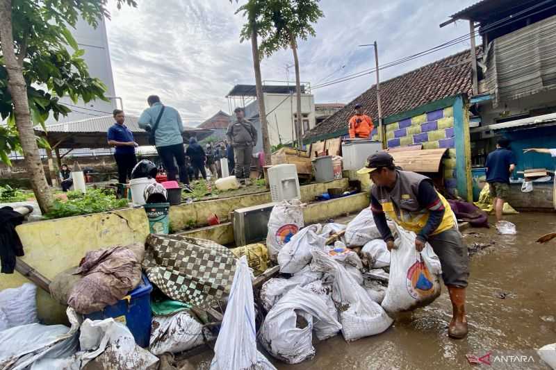 Pemkot Bandung Perbaiki Tanggul Jebol di Sungai Cikapundung