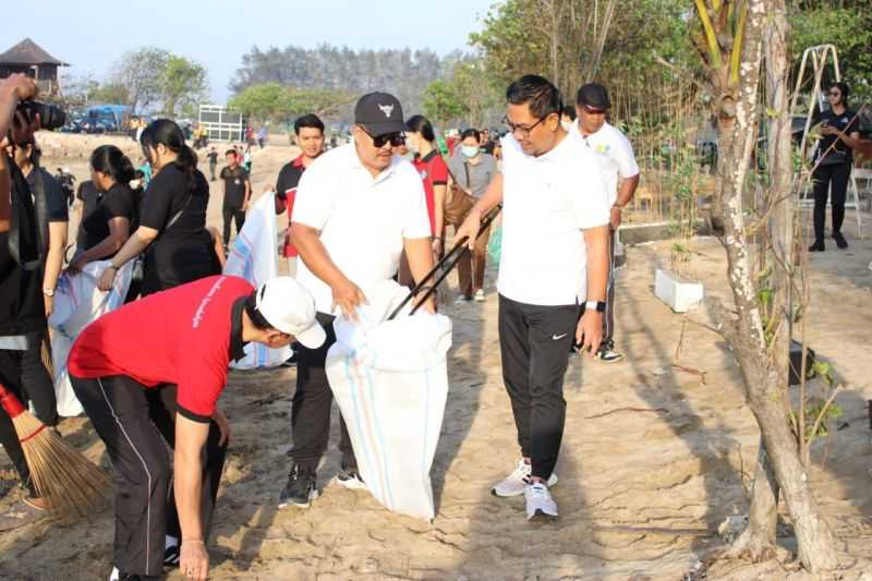 Pemkot Denpasar Bersih-bersih di Kawasan Pantai Mertasari Sanur