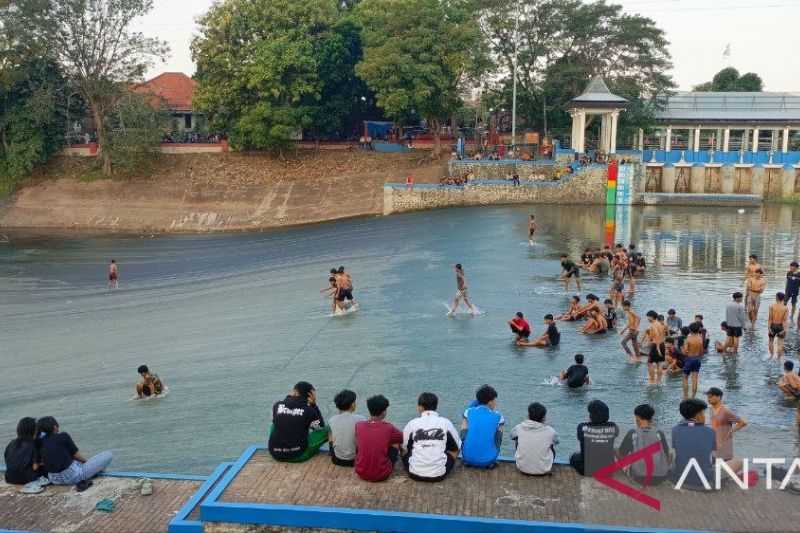 Pemkot Semarang Ingatkan Bahaya Surfing di Kanal