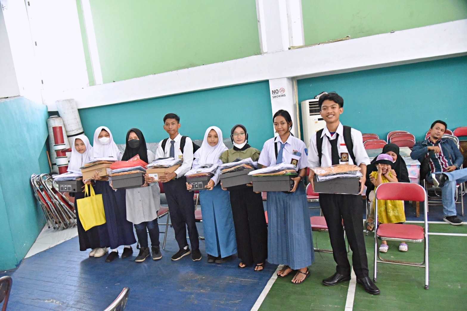 Pemkot Surabaya Distribusikan Seragam Sekolah Gratis untuk 7 Ribu Pelajar