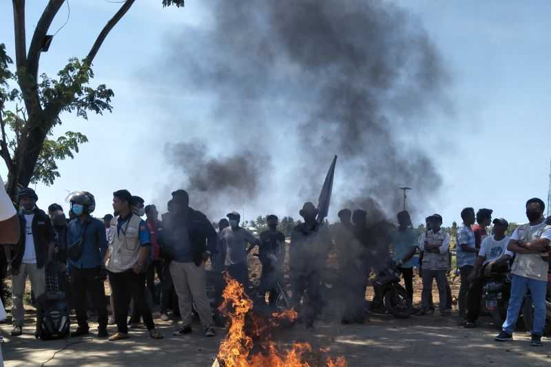 Pemuda Lokal Bakar Ban di Gerbang Mandalika