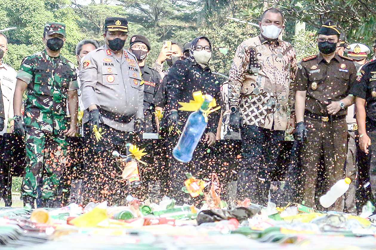 Pemusnahan Miras di Kantor Pemerintah Daerah Kabupaten Bogor