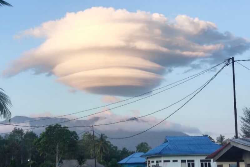 Penampakan Awan Topi di Langit Natuna