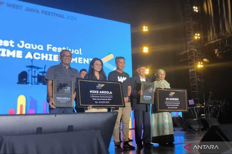 Pencipta Lagu 'Es Lilin' dan Penyanyi Nike Ardilla Dapatkan Lifetime Achievement