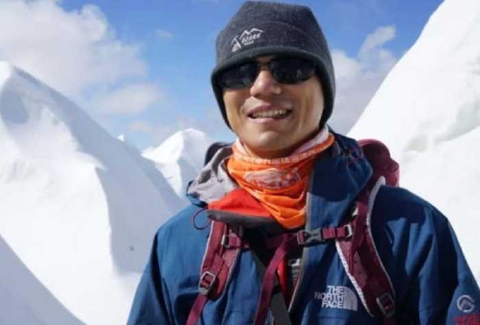 Pendaki Tunanetra Asal Tiongkok Berhasil Taklukkan Gunung Everest