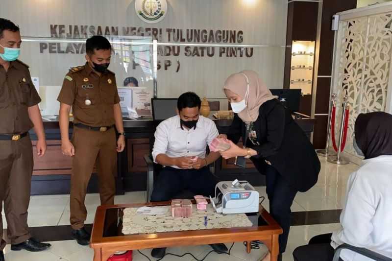 Penegakan Hukum, Terpidana Korupsi PDAM Tulungagung Serahkan Uang Denda