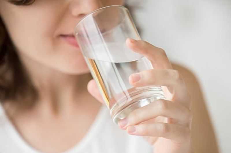 Penelitian Terbaru: Cukup Minum Air Dapat Menunda Penuaan dan Penyakit Kronis