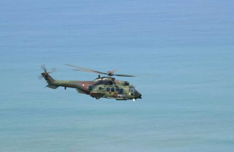 Penerbang Helikopter C-725 Caracal TNI AU Berlatih Menembakkan Roket