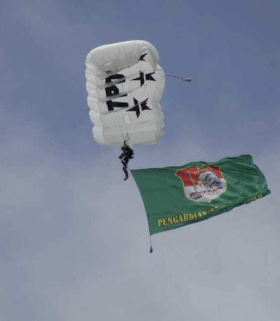 Penerjun Payung Dari Yonbekang 5/Perbekud Kibarkan Bendera Senapati Jakarta Raya di Angkasa