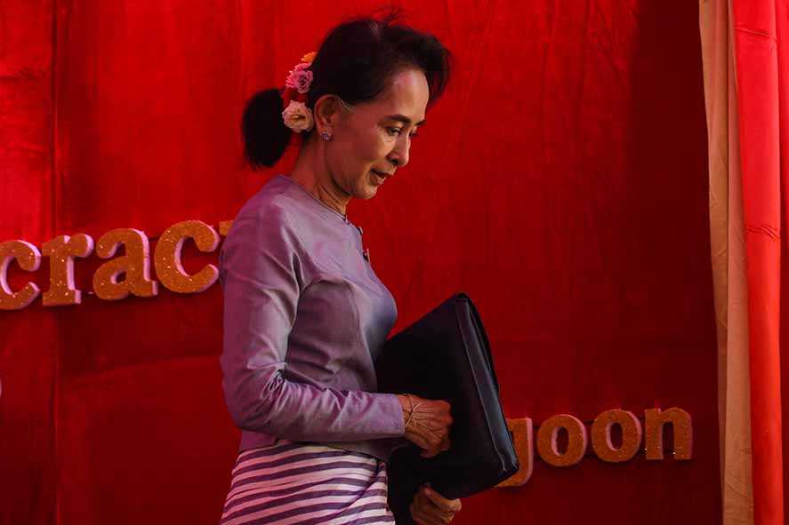 Pengadilan Junta Tunda Putusan Sidang Korupsi Suu Kyi