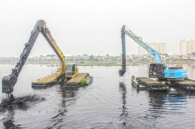 Pengangkatan Lumpur Waduk Pluit