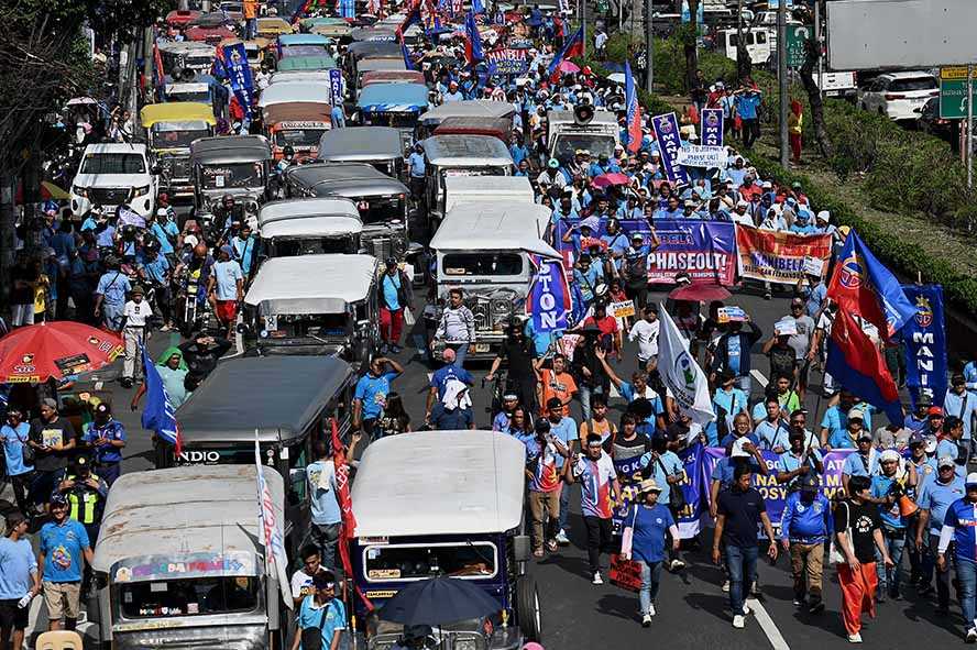 Pengemudi di Filipina Protes Penghapusan Jeepney
