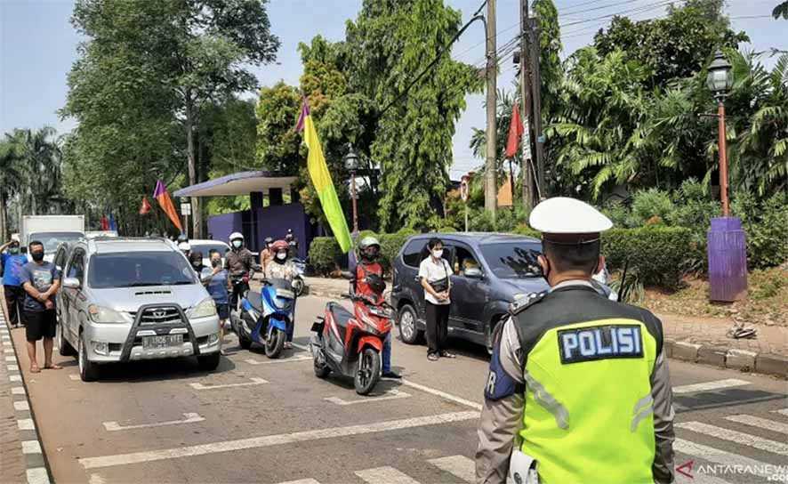 Pengendara Berhenti Hormat Merah Putih