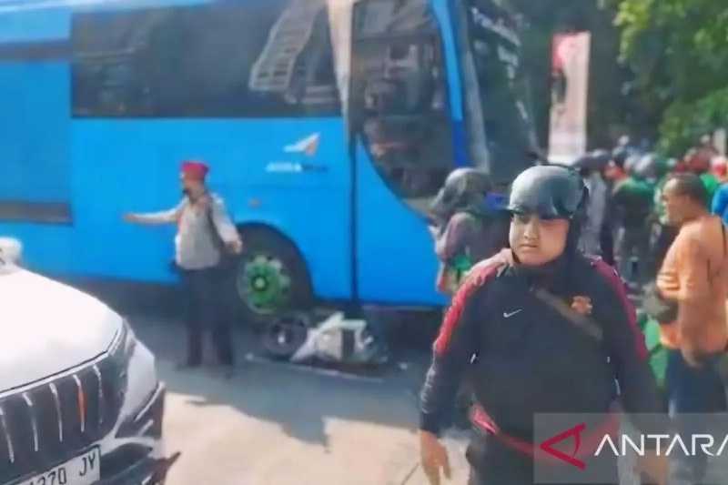 Pengendara Motor Wanita Tewas Terlindas Bus di Cawang