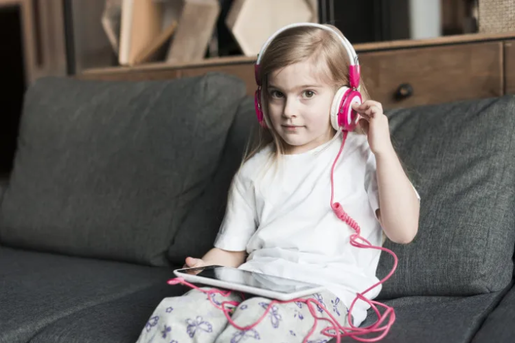 Penggunaan Headphone Picu Risiko Kesehatan untuk Anak-anak