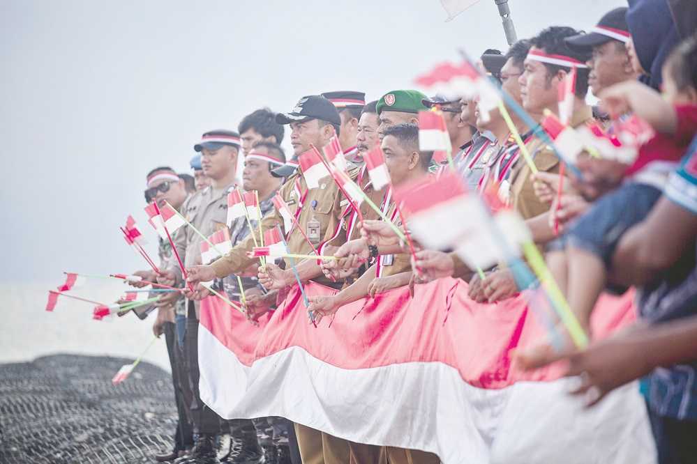 PENGIBARAN BENDERA MERAH PUTIH DI PULAU TERLUAR