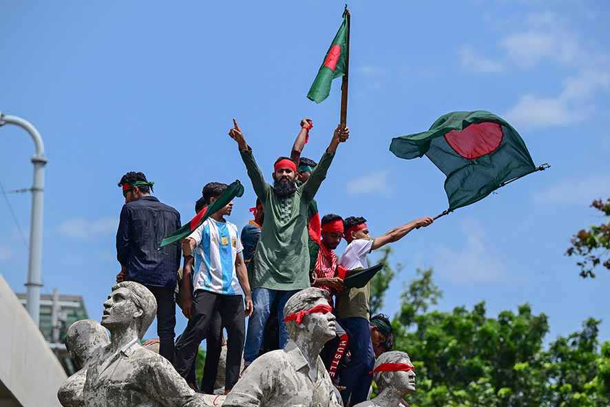 Pengunjuk Rasa Tuntut PM Hasina Mundur