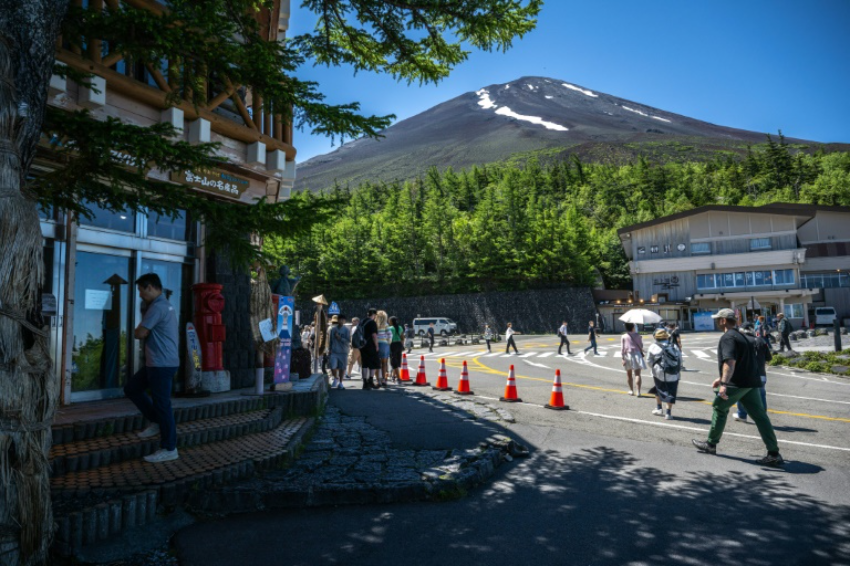 Pengunjung Gunung Fuji Menurun Imbas Aturan Overtourism Diterapkan