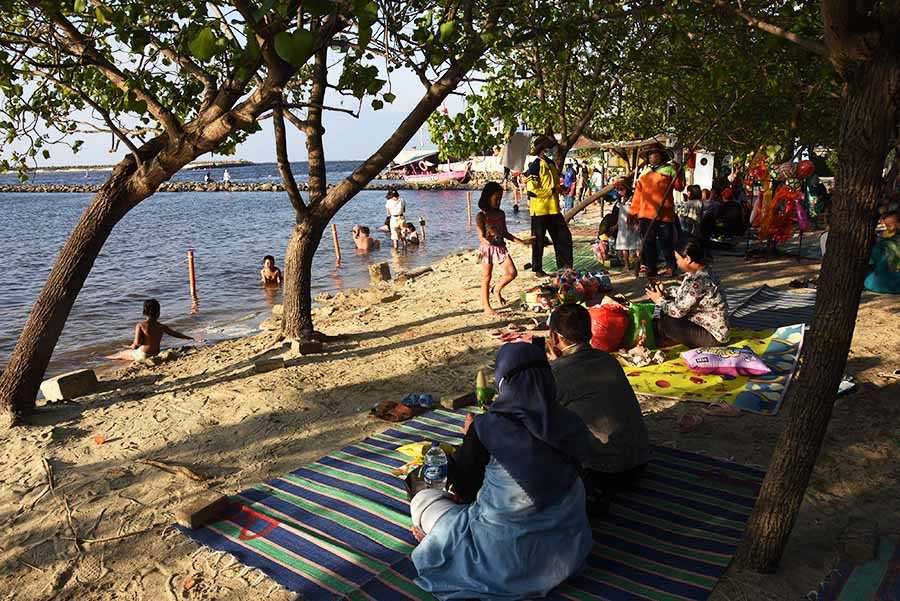 Pengunjung Padati Ragunan dan Ancol